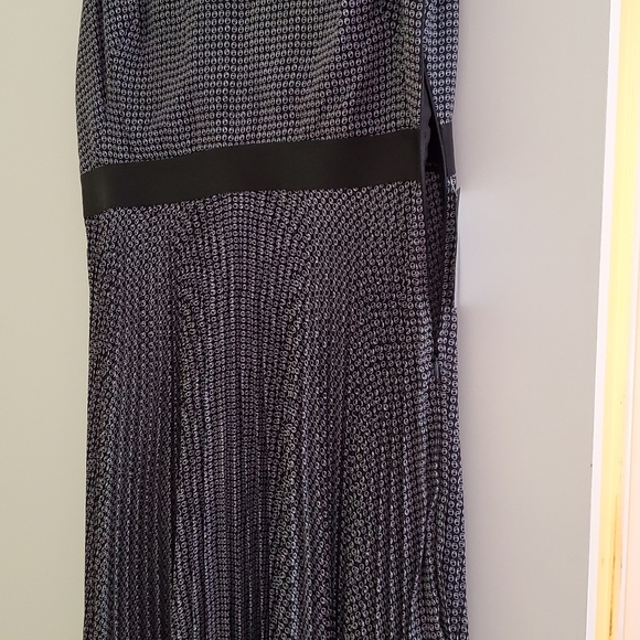 Max Studio - Picture 2 of 3